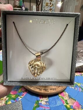 New Macy's Gold-Tone Wavy Heart Pendant Necklace